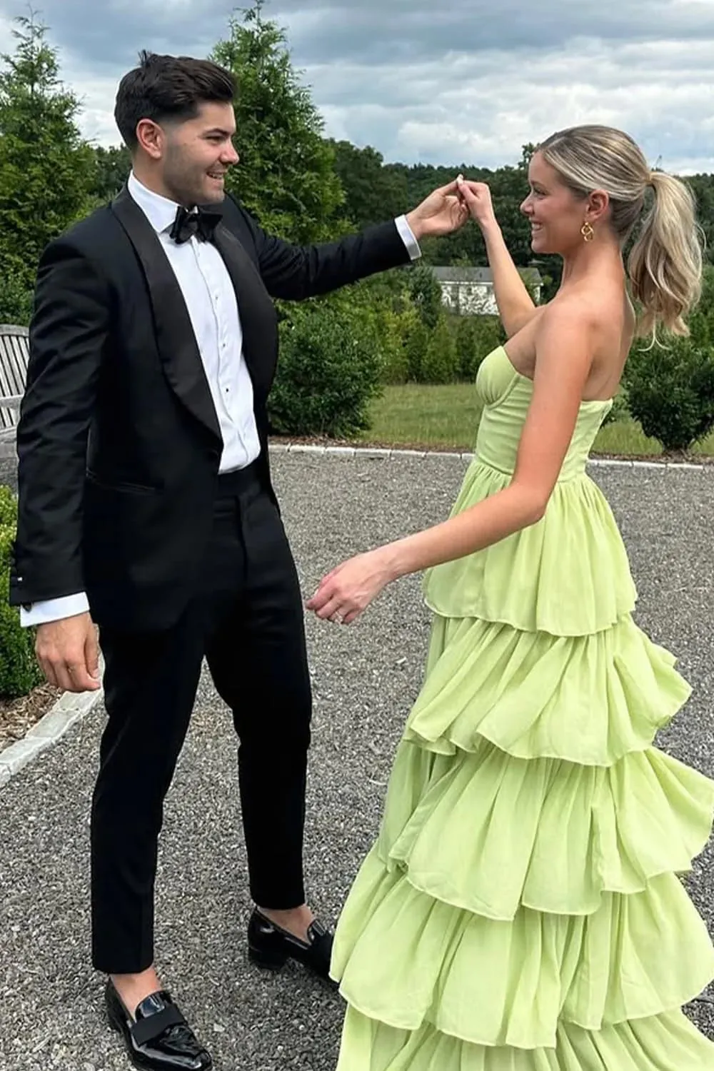 Lawrncedw Strapless Ruffles Prom Dress Tiered Bridesmaid Dresses Sweetheart Chiffon Long Formal Evening Gown with Slit